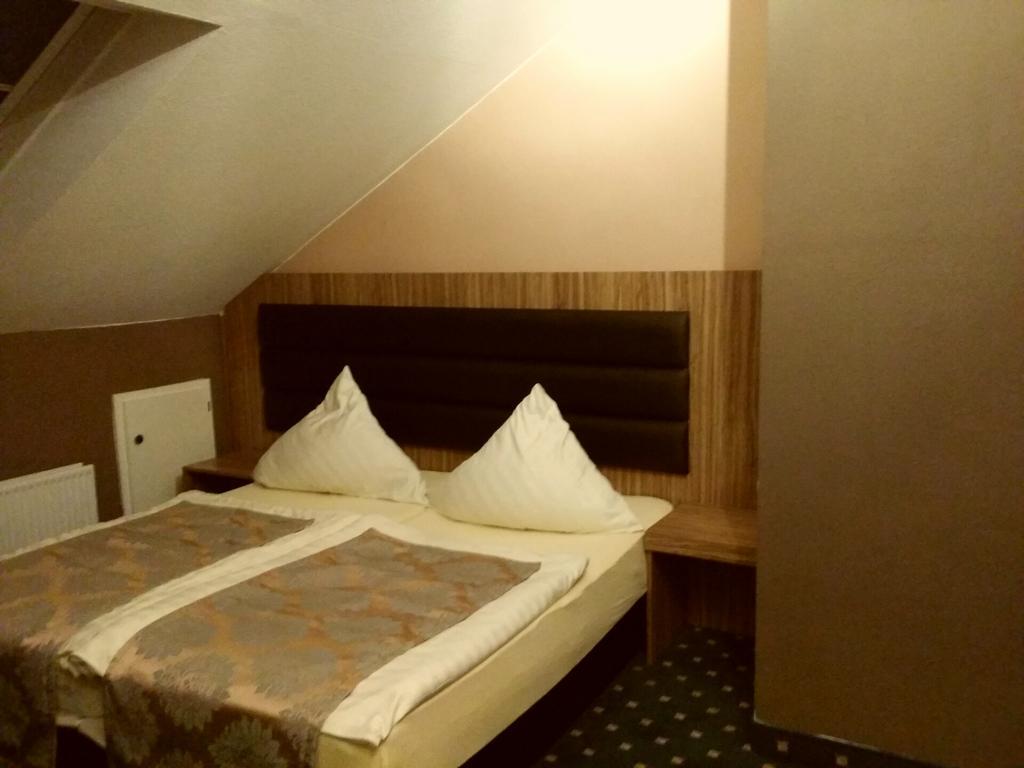 Abant Hotel Frankfurt אוברטשאוסן מראה חיצוני תמונה