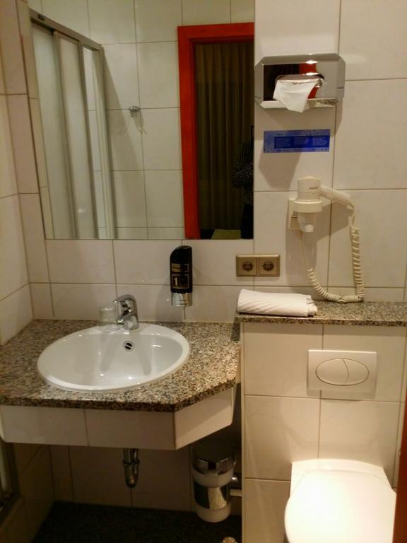 Abant Hotel Frankfurt אוברטשאוסן מראה חיצוני תמונה